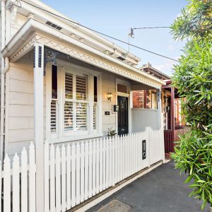 Renovated, light filled, lifestyle location - Photo 2