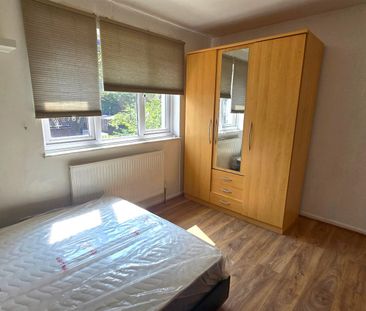 2 Bed Terraced House, London Beckton, E6 - Photo 5