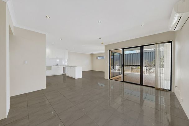 Prime location, modern, low-maintenance home - Photo 1