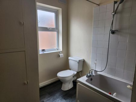 2 bedroom end of terrace house to rent - Photo 2