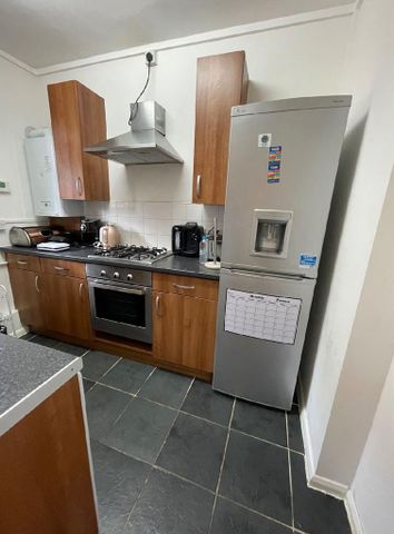 4 bedroom flat share to rent - Photo 4