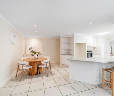 Spacious Family Home with Pool in Peaceful Old Orchard Estate - Photo 5