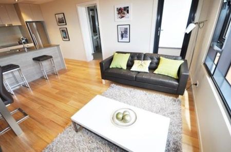 Stylish CBD Apartment with Power & Water Included - Photo 2