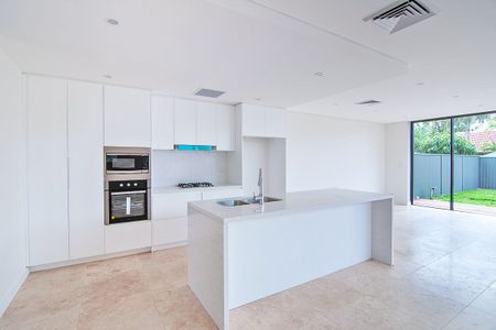 Stylish Four Bedroom Home In Prime Maroubra Location! - Photo 3