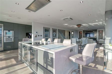 One of Manchester's finest - A unique four bedroom triplex apartment with luxury principal suite situated in the sought after No.1 Deansgate development. - Photo 5