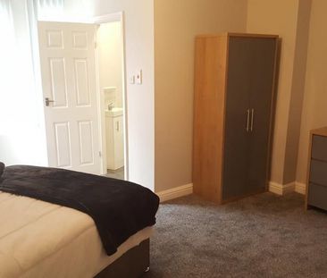 1 bedroom in a house share to rent - Photo 2