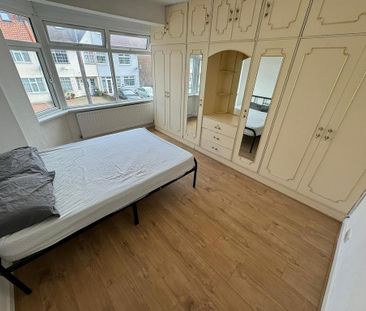 4 bedroom terraced house to rent - Photo 3
