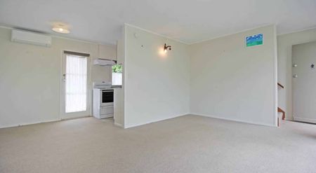 Sunny home in Bucklands Beach - Photo 3