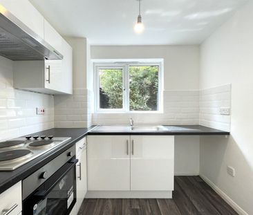 1 bed Flat Porter Close, RM20 - Photo 4
