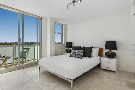 Modern fully furnished 2 bed, 1 bath apartment with stunning views of Sydney Harbour - Photo 2