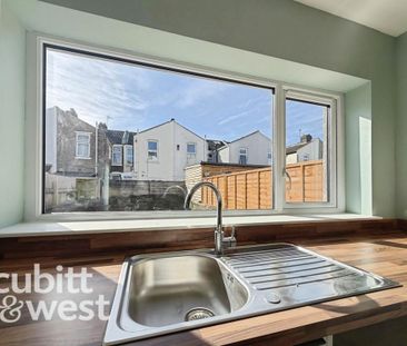 3 bedroom terraced house to rent - Photo 6