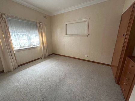 Large 3-bedroom Family home in South Tamworth - Photo 3