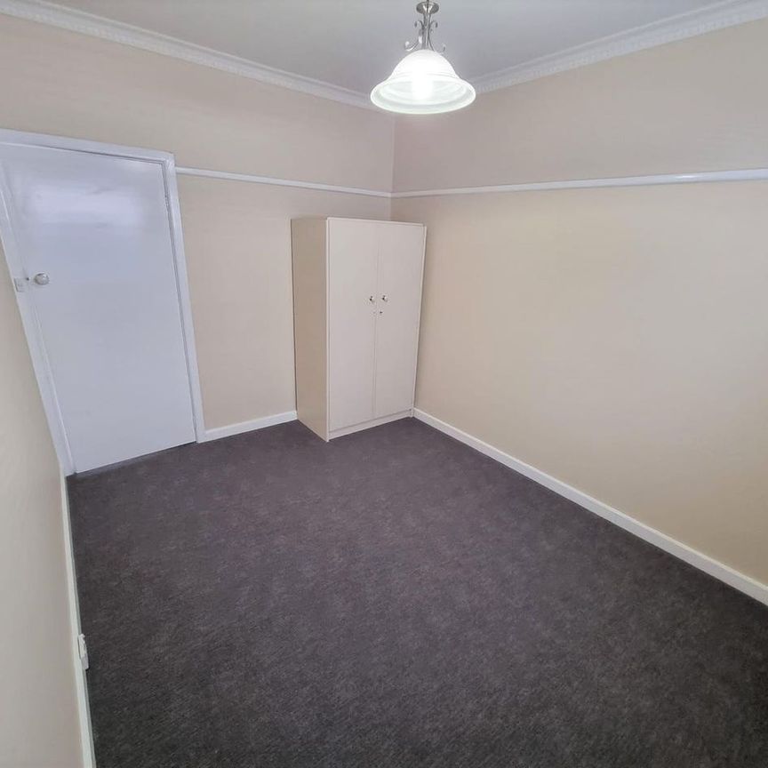 Family living in a great location - Photo 1