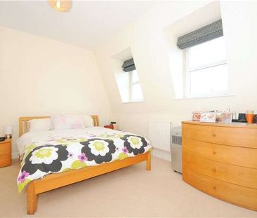Four bedroom town house in a convenient location for the town centre. - Photo 4