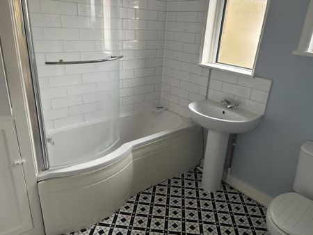 3 bedroom semi-detached house to rent - Photo 2