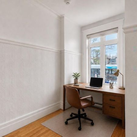 Ce vaste logement 6½ se distingue par sa luminosité et ses plafonds de 9 pieds : - Photo 3