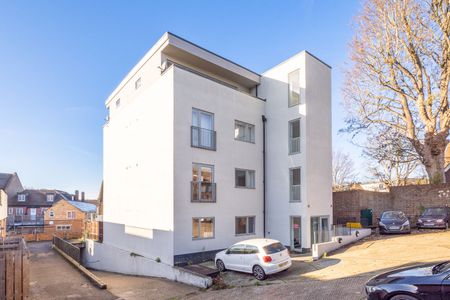 Village Court, Cheam, SM3 - Photo 3