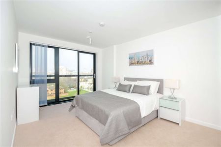 A truly stunning three bedroom apartment situated on the fifth floor of this landmark development boasting bright and modern accommodation throughout. - Photo 3