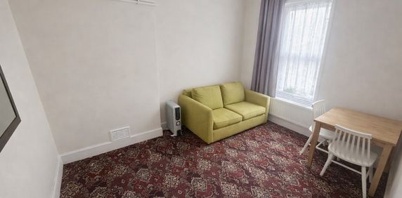 1 Bed Flat, Prince Road, SE25 - Photo 2