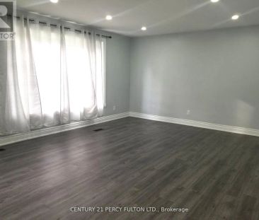 1033 CENTRE STREET N - Photo 2