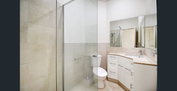 Spacious and stylish apartment close to public transport - Photo 1