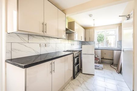 5 bedroom semi-detached house to rent - Photo 4