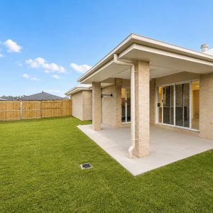 Modern Family Living in a Growing Wondunna Community - Photo 2