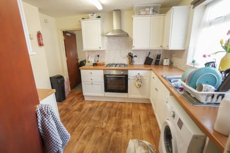 5 Bedroom House To Rent in Lansdowne - £2,600 pcm Tenancy Info - Photo 3