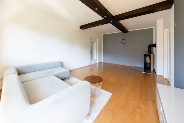 Wohnen mit Charme – 2-Zimmer-Wohnung mit Balkon, Tiefgarage und Schwedenofen in St. Peter - Photo 1