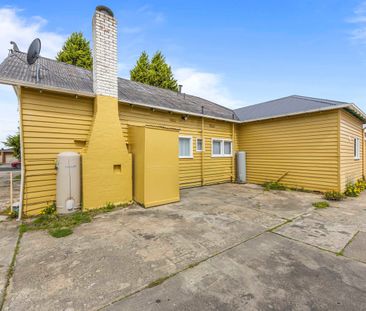 Spacious, Freshly Painted, Shopping Nearby! - Photo 6