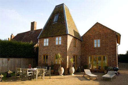 A character Oast house set in a charming rural location. - Photo 5