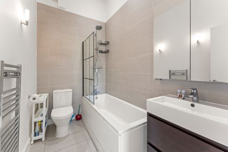 1 Bed Flat, Chalk Farm Road, NW1 - Photo 4