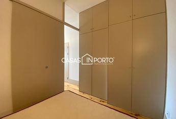 Apartamento T0+1 para arrendamento na Rua Santa Catarina, Porto