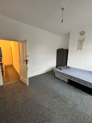 2 Bed Flat, Ashley Lane, M9 - Photo 3