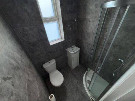 1 bedroom in a house share to rent - Photo 4