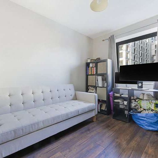 Stunning 2-bedroom apartment located on the upper floor of this development, offering convenience and accessibility. - Photo 1