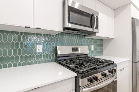 Edmonton Unfurnished townhouse Rental in Parkdale - BRAND NEW Modern Main-floor with Quartz Kitchen & Direct Transit Access - Photo 3