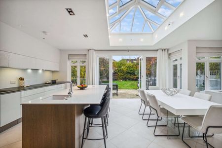 An exceptional six bedroom family home situated in one of Petersham's premier roads - Photo 5