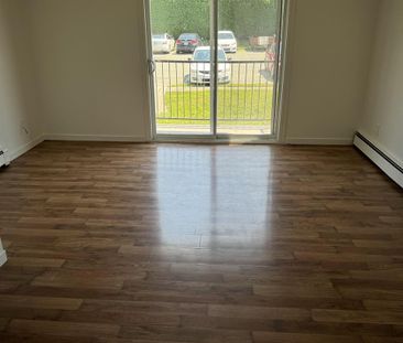 Immeuble - 708 13e Avenue N Appartement à Louer – 2 Chambres - Photo 1