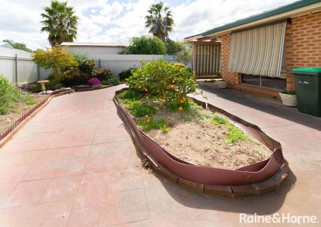 DELIGHTFUL TWO BEDROOM UNIT IN QUIET COMPLEX - Photo 5