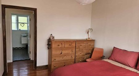 Live in leafy Three Kings – sunny 2-bedroom home - Photo 4