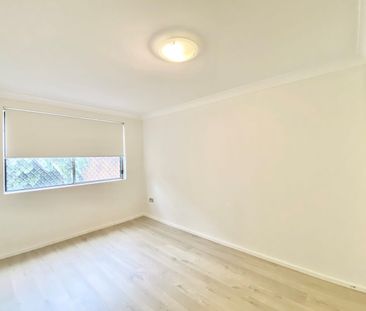 Refreshed Courtyard-style 2 bed apartment in peaceful location! - Photo 4