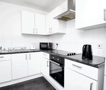3 bedroom flat to rent - Photo 4