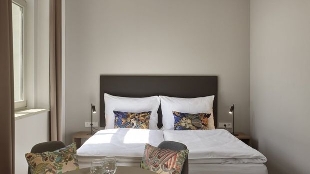 Moderní plně vybavené apartmány 1+kk k pronájmu v centru Prahy v blízkosti metra - Fotografie 1