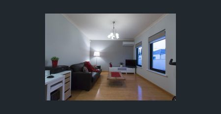 Comfortable 3x2 Home with Double Garage & Private Courtyard - Photo 4