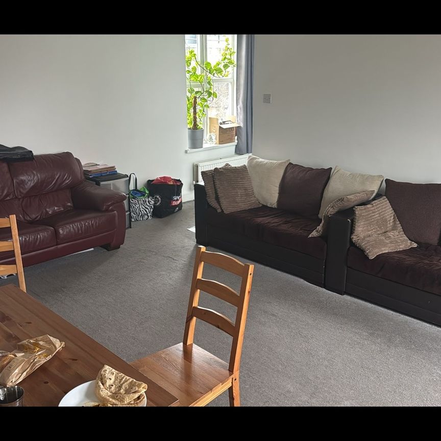 3 Bed Flat, Maple Court, SM4 - Photo 1