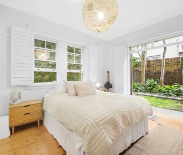 Charming art deco apartment with private access to garden courtyard - Photo 3