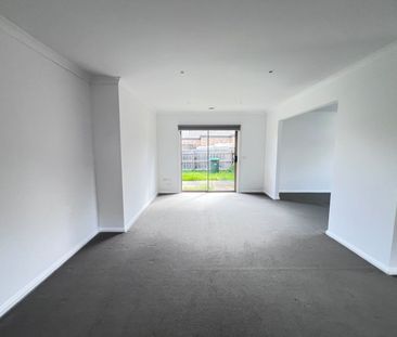 Spacious Three-Bedroom Residence with Double Garage & Generous Fron... - Photo 5