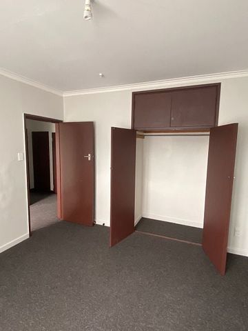 LOCATION IS EXCELLENT !! - Photo 3