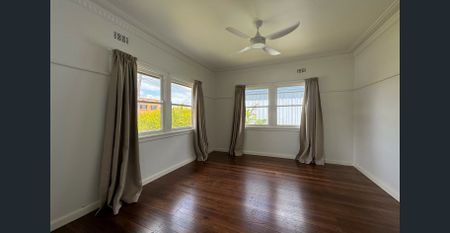 Two Bedroom, One Bathroom Home - Photo 3